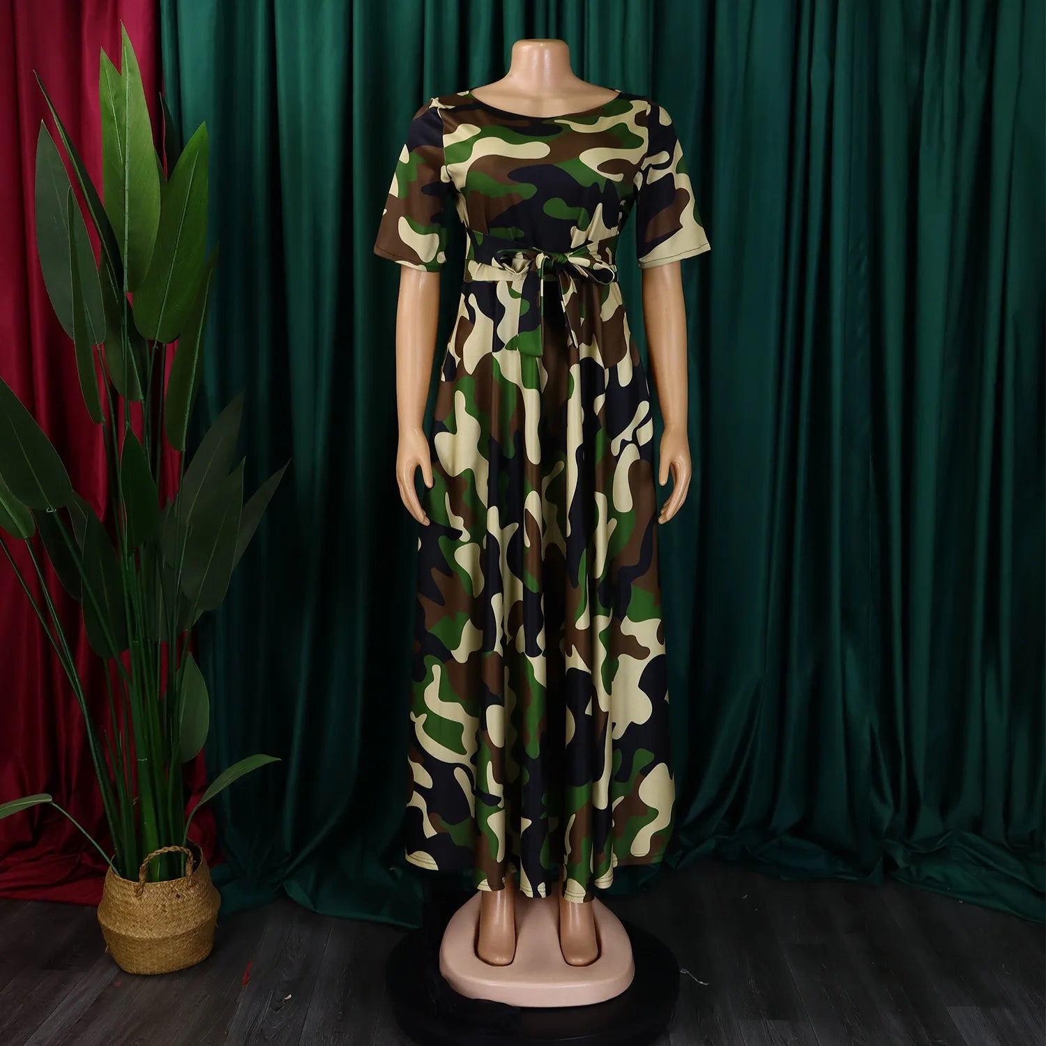 Robe Longue Imprimée avec Ceinture — Col Rond, Manches Courtes, Longueur Cheville