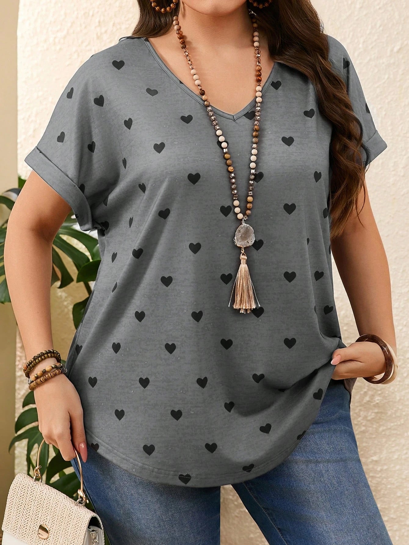 T-shirt Gris Motif Cœur – Col V & Manches Courtes