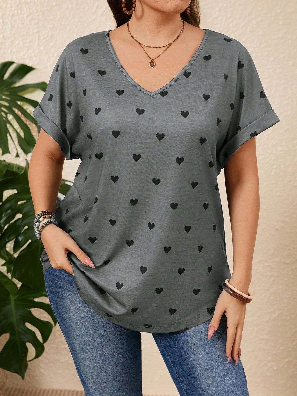 T-shirt Gris Motif Cœur – Col V & Manches Courtes