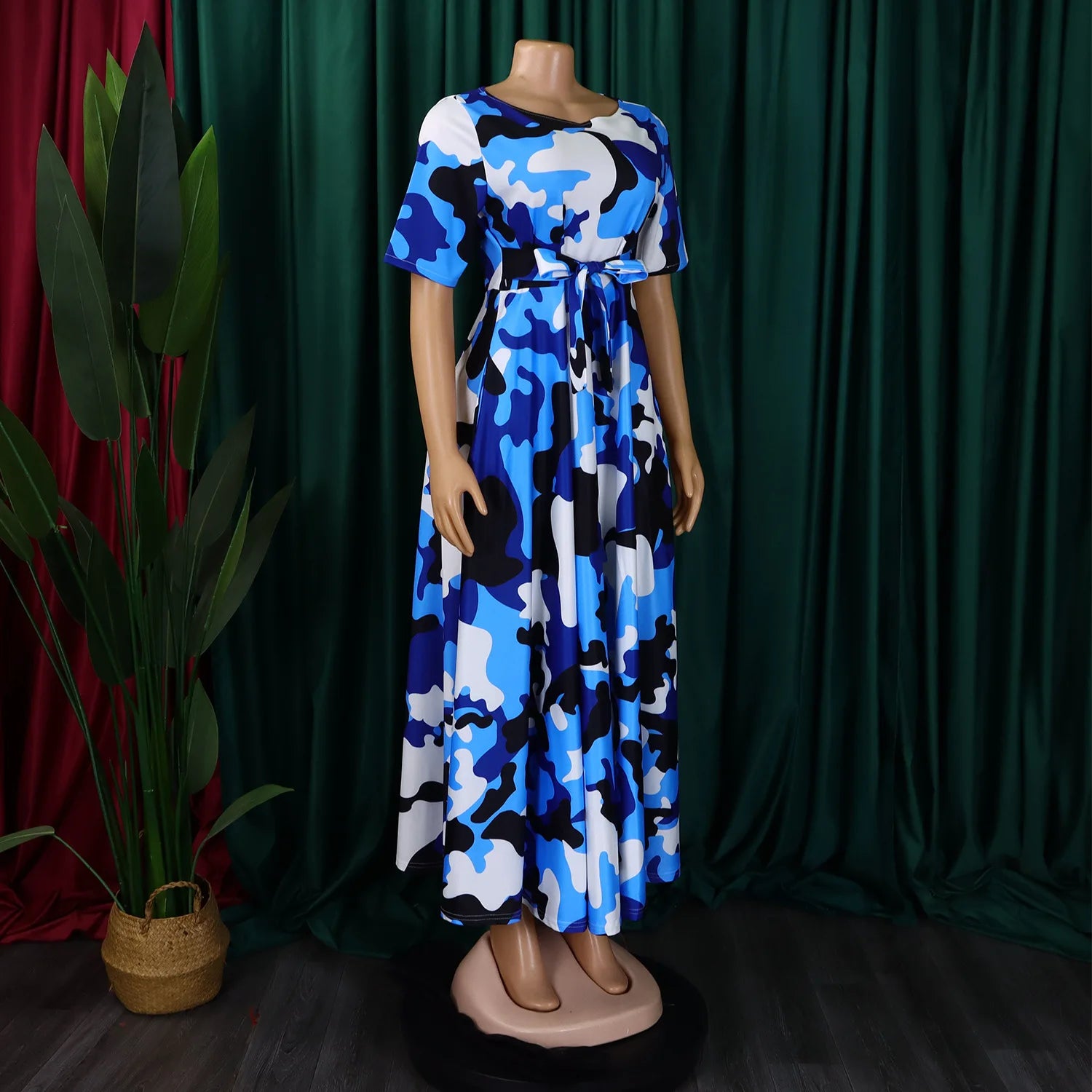 Robe Longue Imprimée avec Ceinture — Col Rond, Manches Courtes, Longueur Cheville