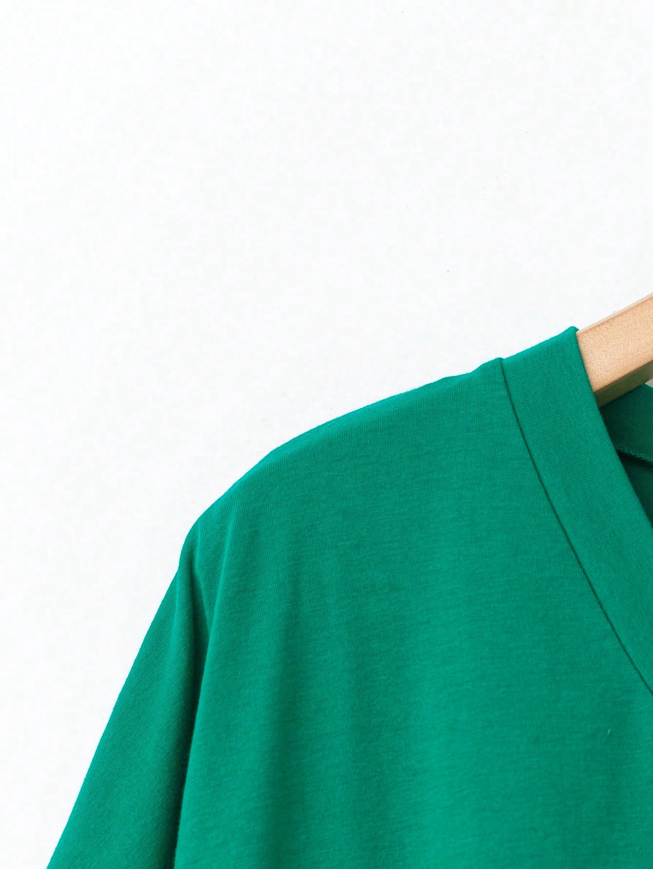 T-shirt Ample Col V — Manches Chauve-Souris, Poche Avant, Couleur Unie
