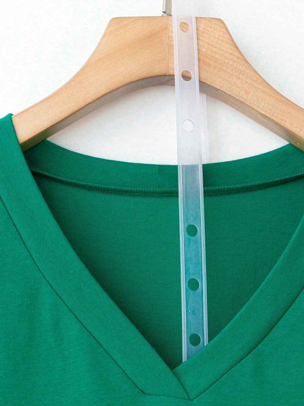 T-shirt Ample Col V — Manches Chauve-Souris, Poche Avant, Couleur Unie