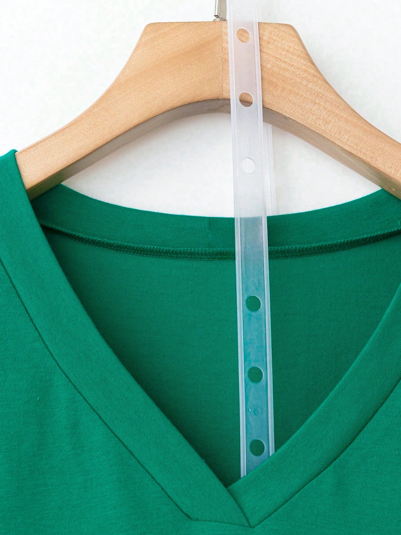 T-shirt Ample Col V — Manches Chauve-Souris, Poche Avant, Couleur Unie