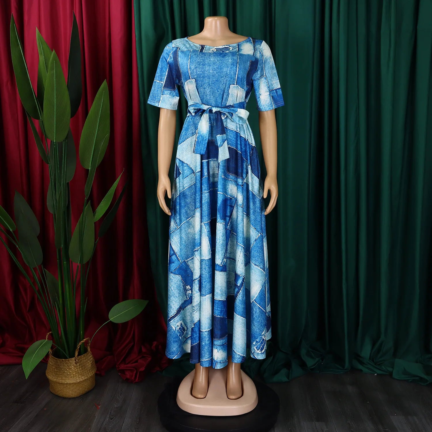 Robe Longue Imprimée avec Ceinture — Col Rond, Manches Courtes, Longueur Cheville