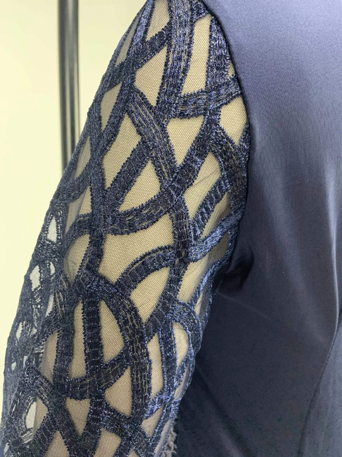 Robe Midi Sequins — Manches Courtes, Silhouette Une Ligne, Style Soirée
