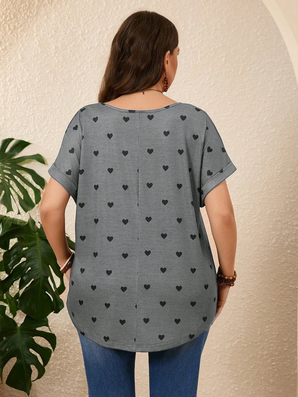 T-shirt Gris Motif Cœur – Col V & Manches Courtes
