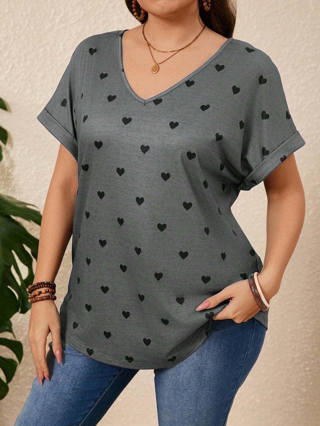 T-shirt Gris Motif Cœur – Col V & Manches Courtes