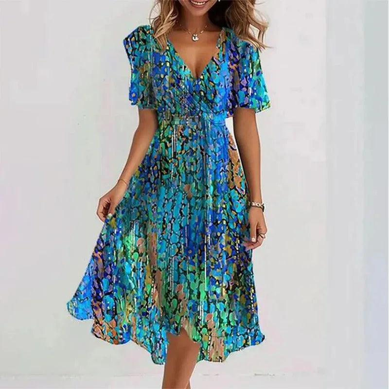 Robe Mini Plissée Imprimée — Col en V, Appliques, Coupe Ajustée