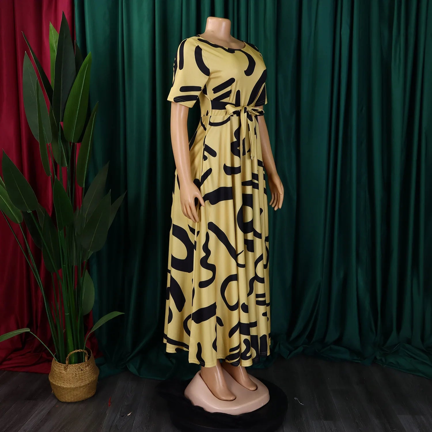 Robe Longue Imprimée avec Ceinture — Col Rond, Manches Courtes, Longueur Cheville
