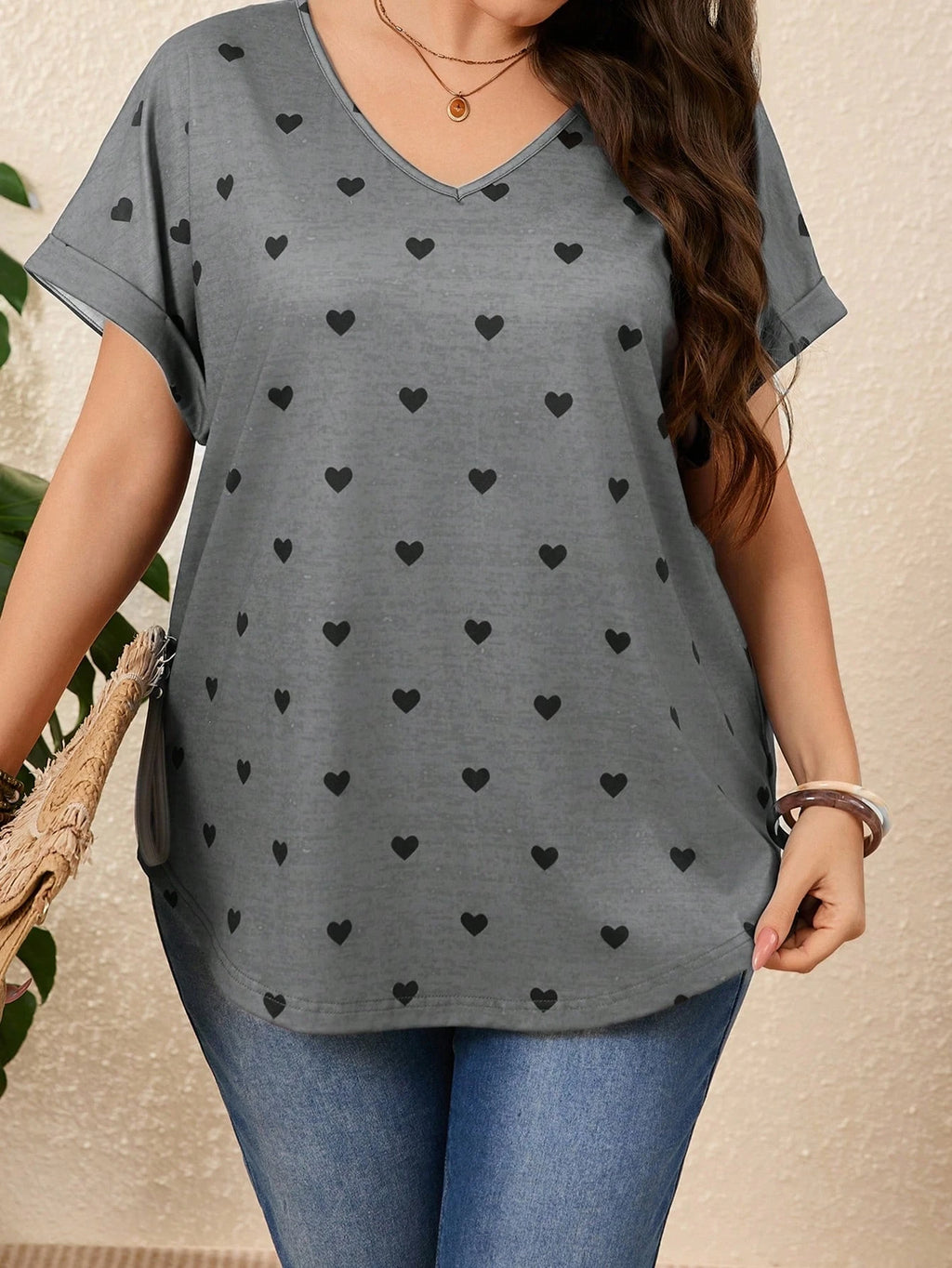 T-shirt Gris Motif Cœur – Col V & Manches Courtes