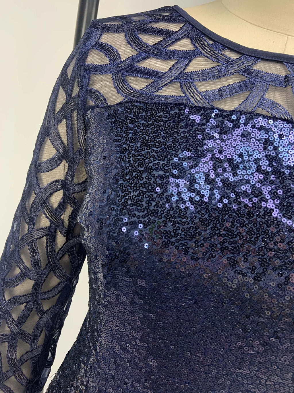 Robe Midi Sequins — Manches Courtes, Silhouette Une Ligne, Style Soirée