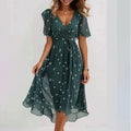 Robe Mini Plissée Imprimée — Col en V, Appliques, Coupe Ajustée