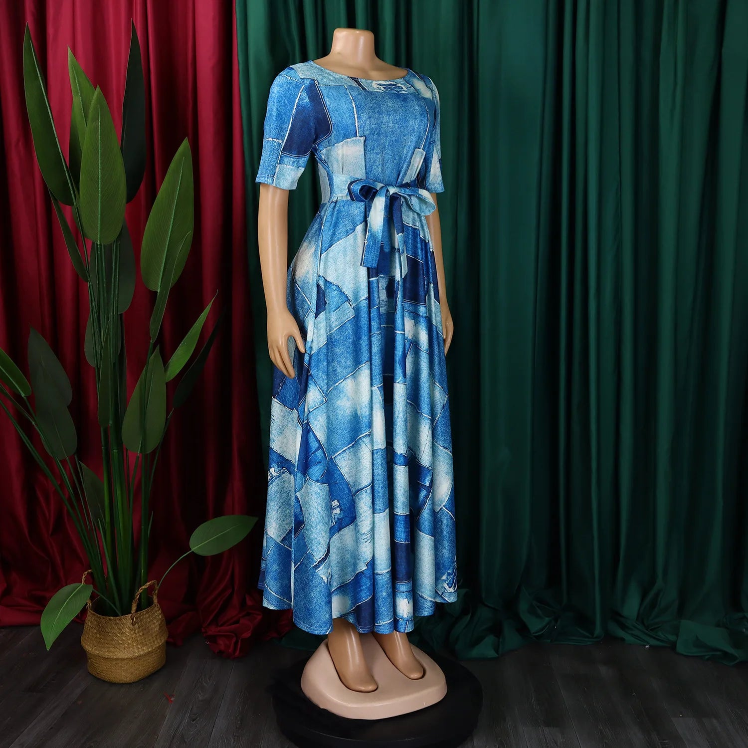 Robe Longue Imprimée avec Ceinture — Col Rond, Manches Courtes, Longueur Cheville