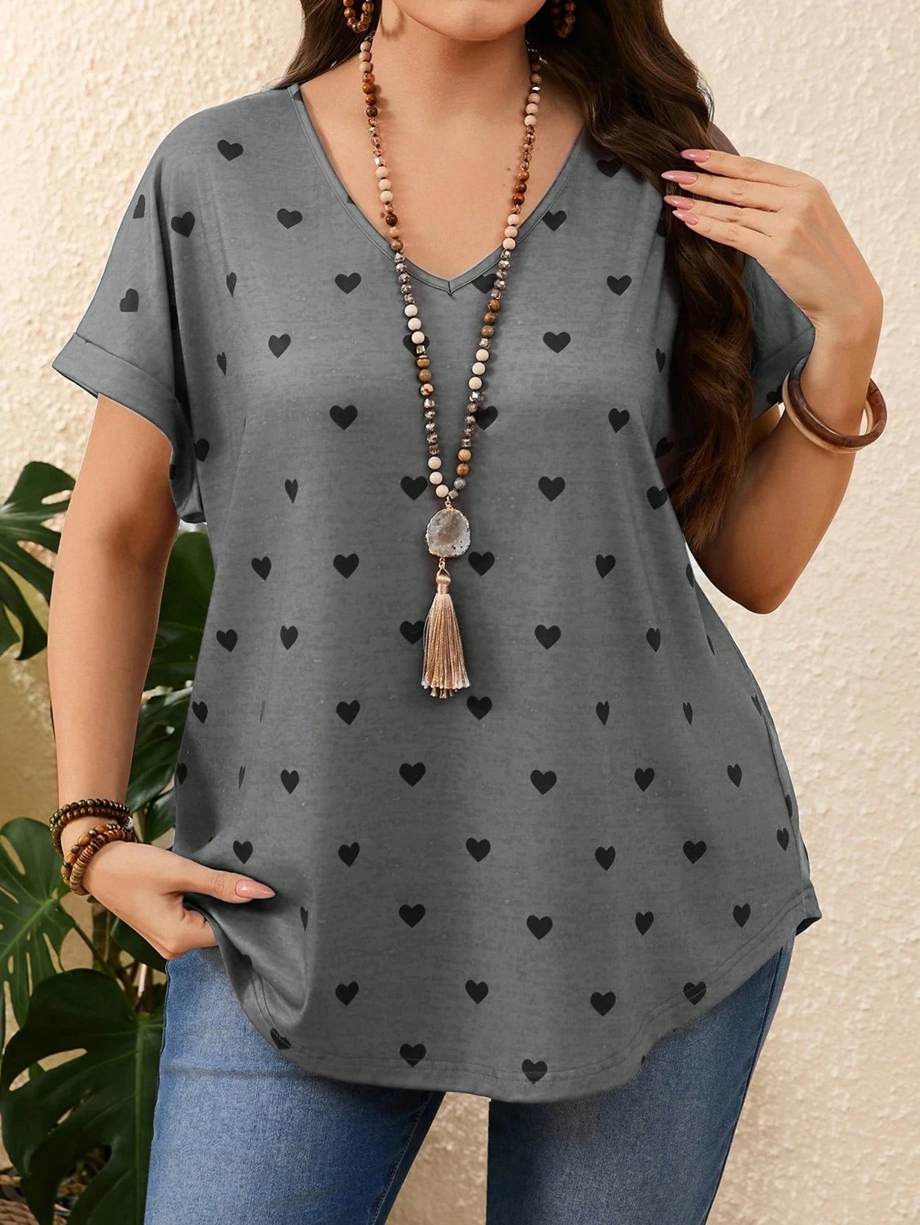 T-shirt Gris Motif Cœur – Col V & Manches Courtes