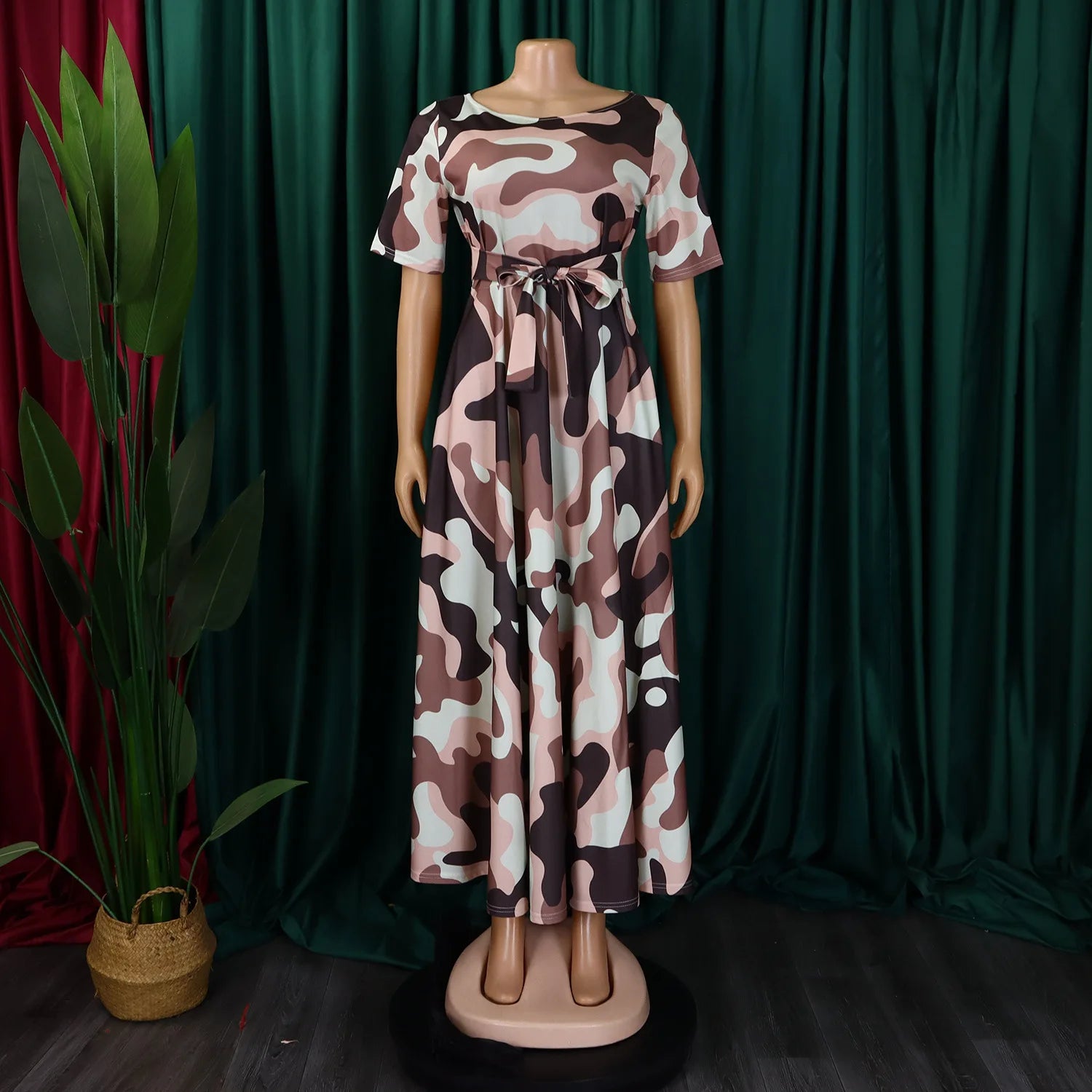 Robe Longue Imprimée avec Ceinture — Col Rond, Manches Courtes, Longueur Cheville
